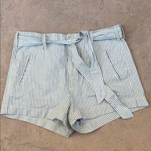 Super cute high waisted, pinstripe shorts!